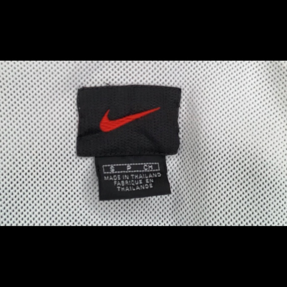 SOLD Nike • Throwback / Vintage Windbreaker - Picture 3 of 6